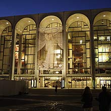 Fachada do Metropolitan Opera de Nova York: 125 anos com apresentao de gala