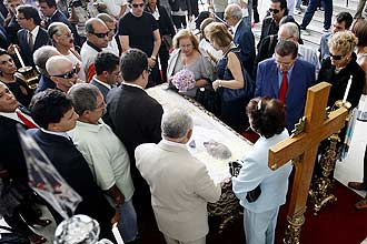 Corpo de Clodovil Hernandes  velado na Assembleia Legislativa de SP; cortejo para o enterro, no cemitrio do Morumbi, sai s 16h
