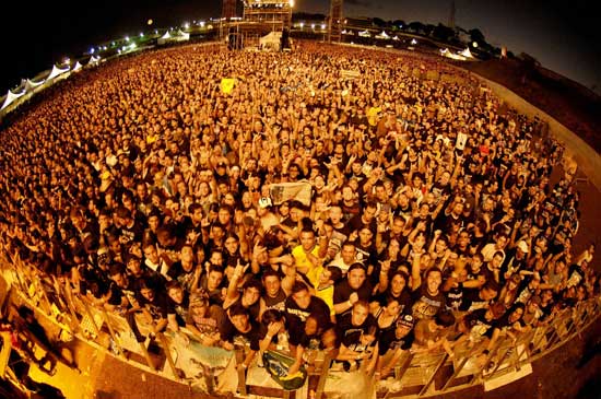 Organização estimou que 60 mil pessoas assitiram à apresentação do Iron Maiden no autódromo de Interlagos; público sofreu com filas, lama e atraso