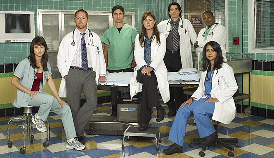 Elenco da série "E.R.", cujo episódio final foi visto por 16 milhões de telespectadores nos Estados Unidos