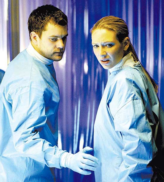 Joshua Jackson e Anna Torv em cena de "Fringe"; a Fox renovou a série para uma segunda temporada