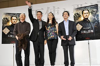 Diretor Ron Howard, atores Tom Hanks e Ayelet Zurer e produtor Brian Grazer (da esq. à dir.) posam na divulgação do filme (Tóquio)