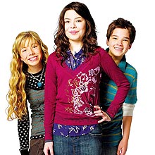 Os atores Miranda Cosgrove (centro), Jennete McCurdy e Nathan Kress (dir.), da série "iCarly"