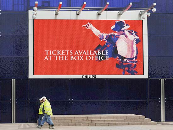 Homens passam por campanha para os shows de Michael Jackson no 02 Arena em Londres