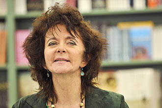 Ruth Padel, primeira professora de poesia de Oxford, renunciou a cargo nesta terça-feira após polêmica envolvendo Derek Walcott