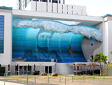 Uma das obras do norte-americano John Pugh, instalada em um edifício em Honolulu