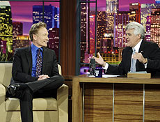 Jay Leno ( dir.) entrevista seu sucessor no "Tonight Show", Conan OBrien 