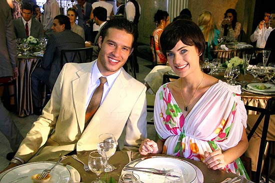 O casal Rubens Baronese (Nando Rodrigues) e Maria Clia (Thas Pacholek) so os protagonistas de "Vende-se Um Vu de Noiva"