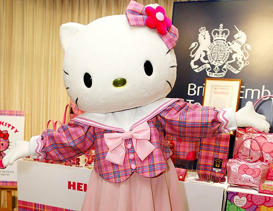 Hello Kitty apresenta seu novo traje em evento nesta quarta-feira na Embaixada britnica em Tquio