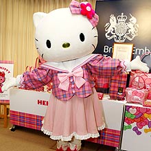 Hello Kitty comemora 35 anos em xadrez tartã escocês, em Tóquio