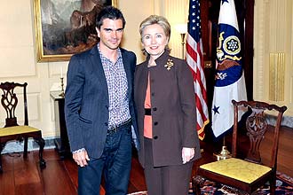 Cantor colombiano Juanes foi recebido ela secretria de Estado dos Estados Unidos, Hillary Clinton, na cidade de Washington