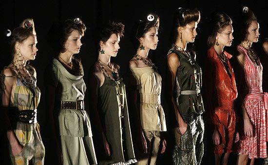 Modelos do desfile de vero da estilista Isabela Capeto usavam latas no penteado no ltimo dia de SPFW 