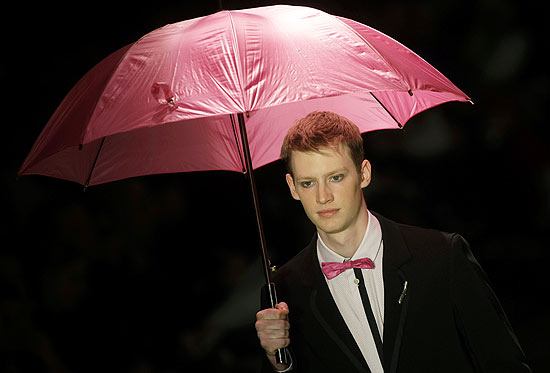Modelo anda pela passarela vestindo criao de Alexandre Herchcovitch, durante o desfile masculino do estilista 