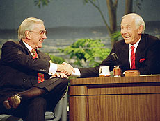 Ed McMahon ( esq.) cumprimenta o apresentador Johnny Carson durante o programa "Tonigh Show"