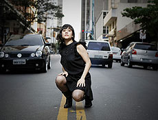 A atriz Alessandra Negrini, protagonista de "A Erva do Rato", posa na rua Augusta