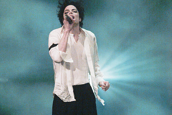 Previsão é de que procedimento comece às 11h em Los Angeles (15h de Brasília); na foto, Michael Jackson canta em premiação da MTV