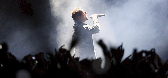 O vocalista do U2, Bono, canta durante show da banda na Espanha, em que fez homenagem especial a Jackson
