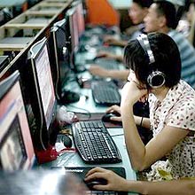 Usuária navega na internet na China; preços de computadores podem ficar mais caros