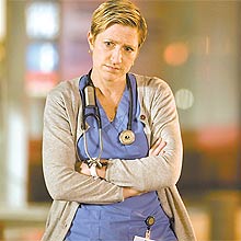 A atriz Edie Falco ("Famlia Soprano") vive a enfermeira Jackie Peyton, viciada em analgsicos
