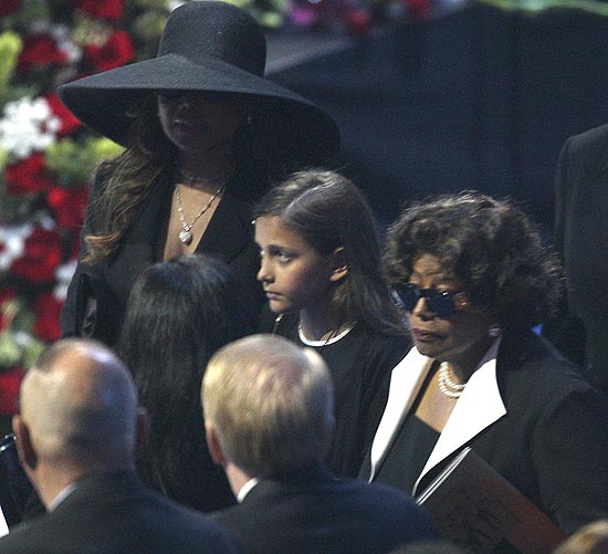 Katherine Jackson, à direita, mãe de Michael, chegou ao funeral com a filha do cantor, Paris, no centro da foto