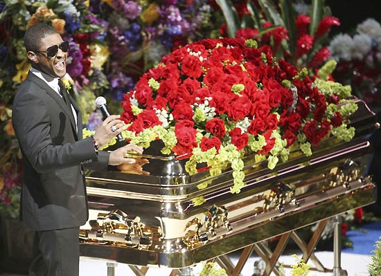 Usher canta próximo ao caixão que carregava o corpo de Michael Jackson durante a cerimônia de homenagem ao cantor