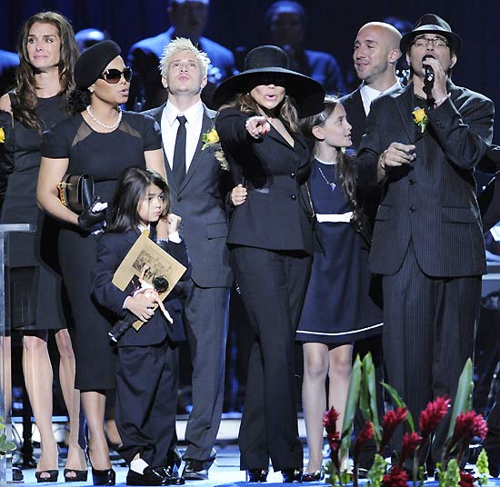 Amigos e familiares de Michael Jackson durante o funeral pblico em homenagem ao cantor, em Los Angeles