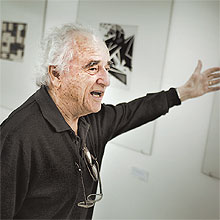 O fotgrafo German Lorca, 87, visita a exposio "Foto Cine Clube Bandeirante - 70 Anos"