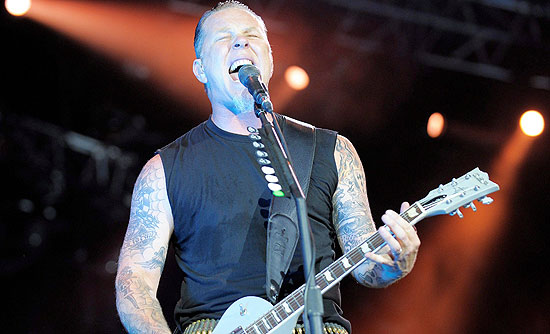 MHM016. HOCKENHEIM (ALEMANIA), 04/07/09.- El cantante James Hetfield de la banda estadounidense Metallica se presenta hoy, 4 de julio de 2009, durante un concierto en la pista Hockenheimring de Hockenheim (Alemania). EFE/Ronald Wittek