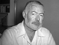 Hemingway em sua casa, em Cuba, nos ano 1950; escritor viveu a Era de Ouro em Paris.