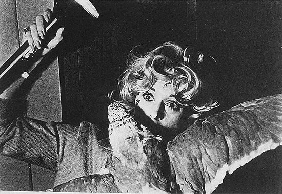 A atriz Tippi Hedren em cena do filme "Os Pássaros", lançado em 1963 por Alfred Hitchcock