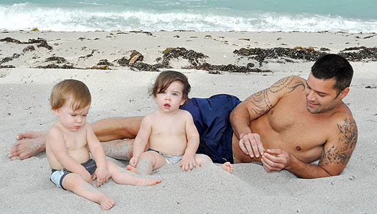 Ricky Martin com seus filhos Matteo,  esquerda, e Valentino, em Miami