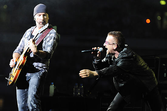 O vocalista Bono (dir.) e o guitarrista The Edge, da banda de rock U2, grupo que mais faturou em 2009