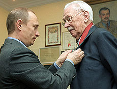 Sergey Mikhalkov ( dir.) recebe homenagem de Vladimir Putin; escritor morreu aos 96 anos