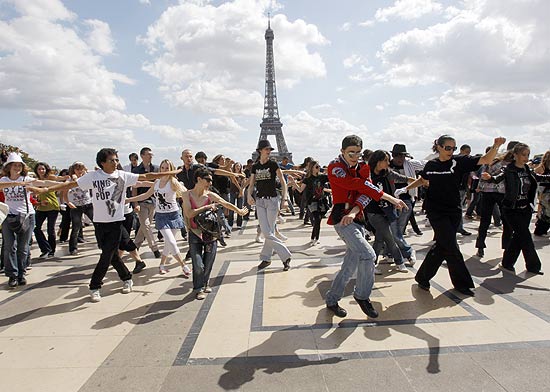 Fs de Michael Jackson danam em homenagem ao cantor em Paris; astro pop completaria 51 anos hoje