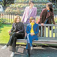 Lennon, McCartney, Starr e Harrison posam com seus ternos coloridos no fim dos anos 60