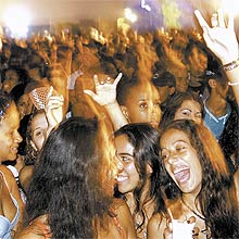 Garotas dançam em baile funk no clube Boqueirão, no centro do Rio de Janeiro