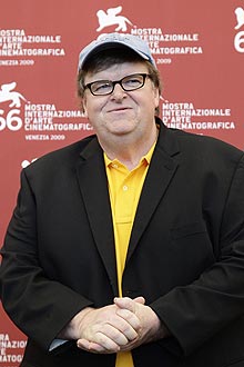 O diretor Michael Moore posa na exibição de seu novo "Capitalism" no Festival de Veneza