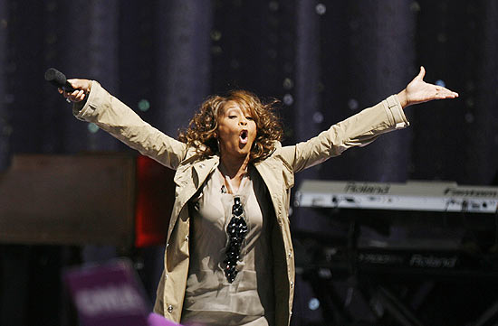 A cantora Whitney Houston entrou em programa de reabilitao
