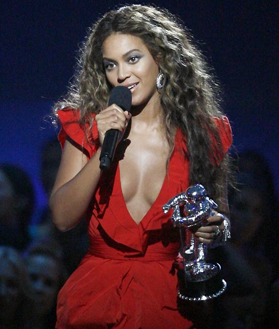 Beyonc durante o Video Music Awards; cantora assinou contrato e ter perfume com o seu nome