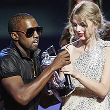 O rapper Kanye West retira o microfone de Taylor Swift durante premiao do VMA 2009