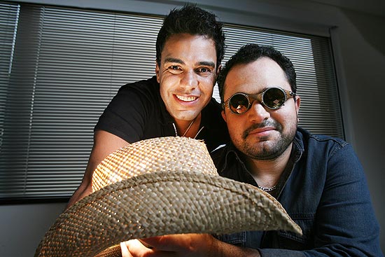 Os cantores de msica sertaneja Zez di Camargo e Luciano; filho de Zez, Igor, comeou a discotecar aos 14 anos