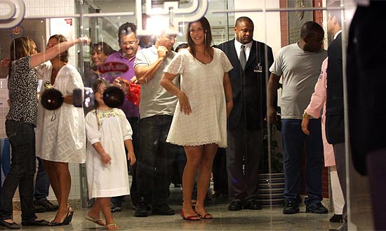 Ivete Sangalo chega ao hospital Português, em Salvador; ela deu à luz a seu primeiro filho