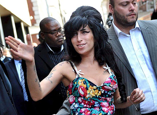 Amy Winehouse faz aparição surpresa em show do DJ Mark Ronson para cantar "Valerie", mas esquece letra da música