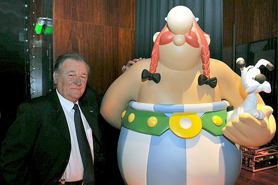O escritor francs Albert Underzo apresenta a nova aventura de Asterix e Obelix em evento na Frana