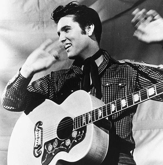 O cantor Elvis Presley em foto dos anos 1950