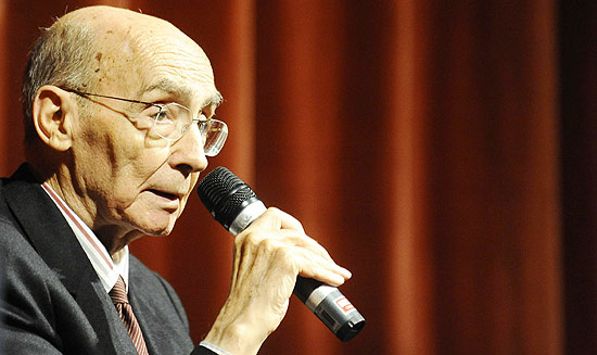O escritor portugus e ganhador Nobel de Literatura en 1998, Jos Saramago, que lana o romance "Caim"