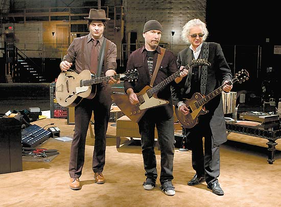 A partir da esq., Jack White, The Edge e Jimmy Page, os trs guitarristas que participam do documentrio "A Todo Volume"
