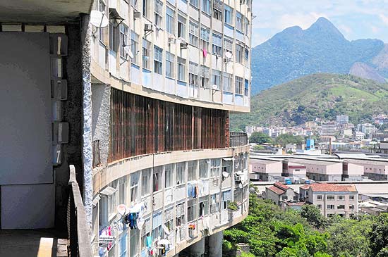 Os artistas Luiza Baldan e Jarbas Lopes em debate com moradores do Conjunto Residencial Pedregulho em Benfica, Rio de Janeiro. Eles faro residencias no conjunto, como parte do Projeto Pedregulho
