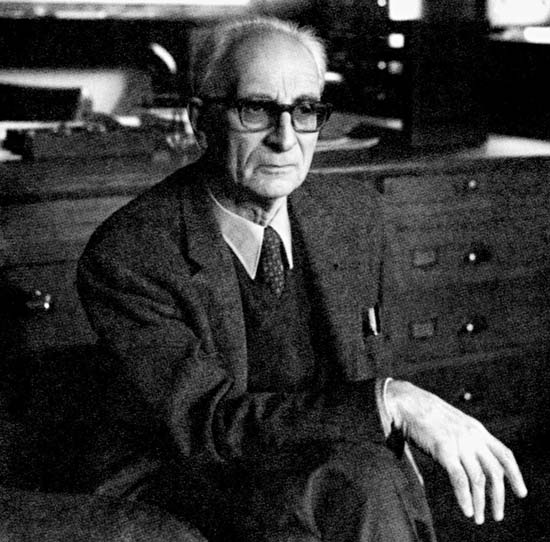 O antroplogo francs Claude Lvi-Strauss, um dos fundadores da USP (Universidade de So Paulo), e um dos intelectuais mais importantes do sculo 20