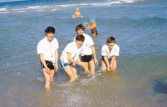 Os Beatles durante as filmagens de "Help!"; em artigo, jornal do Vaticano chamou banda de "joia preciosa"